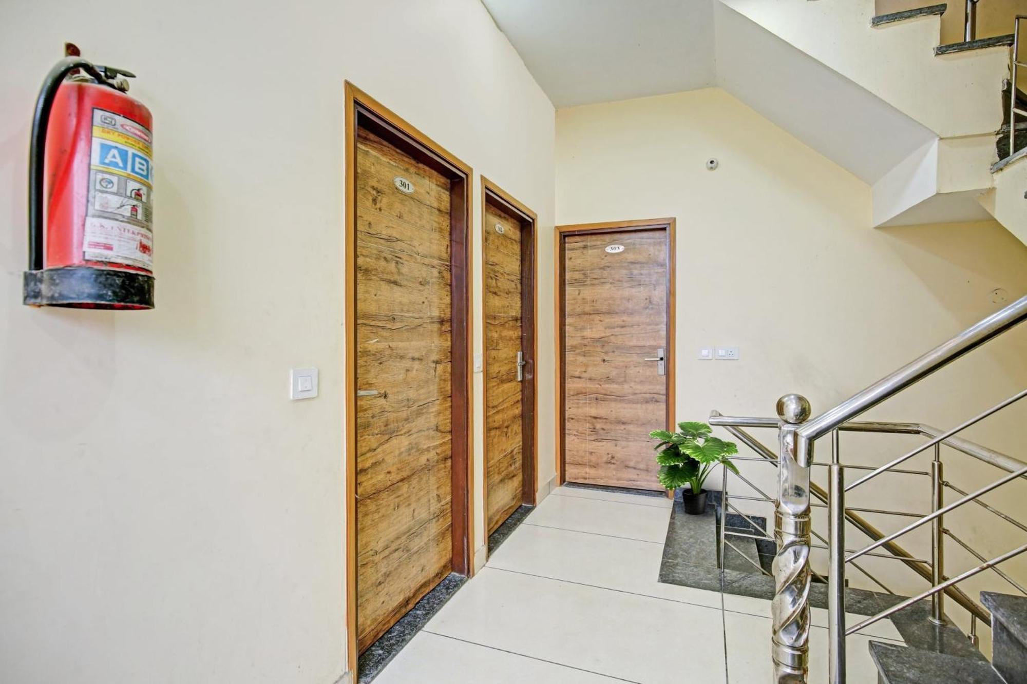 Zirakpur Collection O Rd Hotel מראה חיצוני תמונה